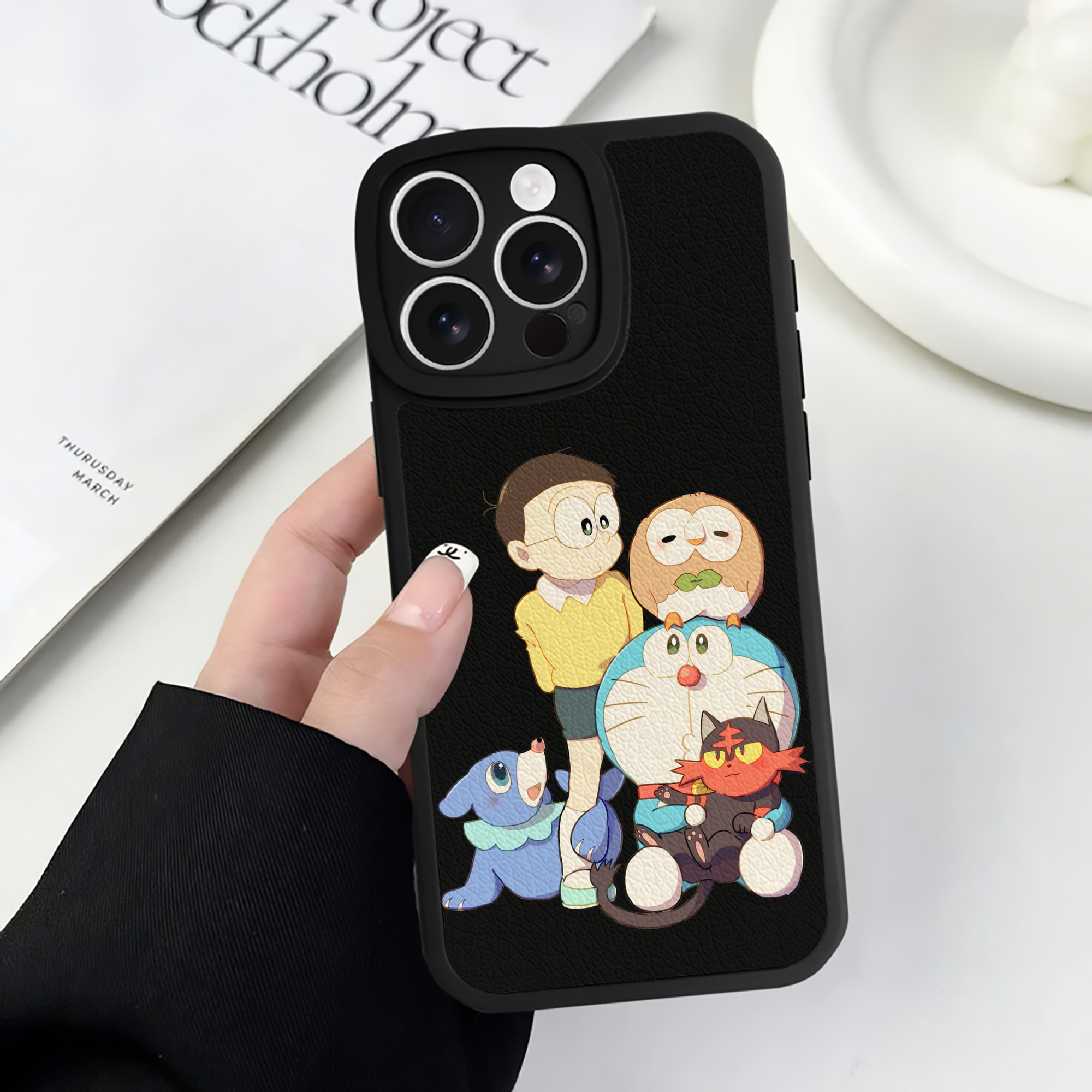 （画像用） ドラえもん Doraemon 【iPhone 16シリーズ対応】シリコンスマホケース（レザー調） 材質：シリコン
